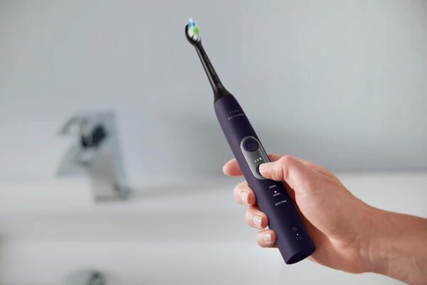 Philips Sonicare HX6877/21 ProtectiveClean 6100 Cepillo de dientes eléctrico recargable, Con funda de viaje de carga y cabezal de cepillo para polvo adicional., Azul marino - Imagen 19