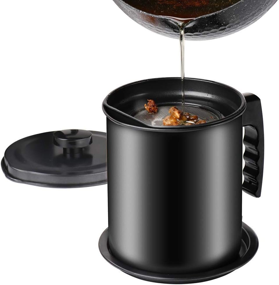 Cambom Contenedor de grasa de tocino con colador de malla fina, 1.3 l/casi 6 tazas completas, lata de aceite de cocina de hierro con bandeja extraíble para almacenamiento de grasa de cocina