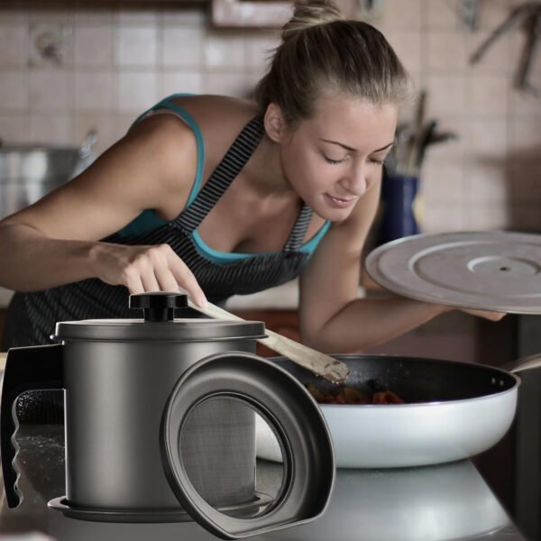 Cambom Contenedor de grasa de tocino con colador de malla fina, 1.3 l/casi 6 tazas completas, lata de aceite de cocina de hierro con bandeja extraíble para almacenamiento de grasa de cocina - Imagen 6