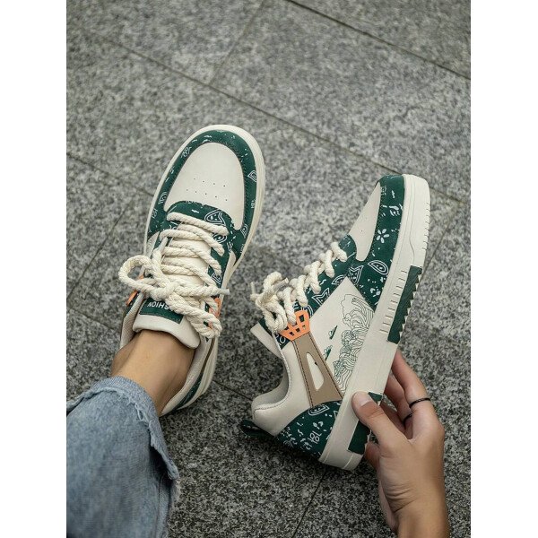 (Talla pequeña) Zapatillas casuales con cordones y estampado de graffiti aleatorio de estilo moderno para hombres, zapatos deportivos versátiles de retazos para exteriores, zapatos para parejas - Imagen 20