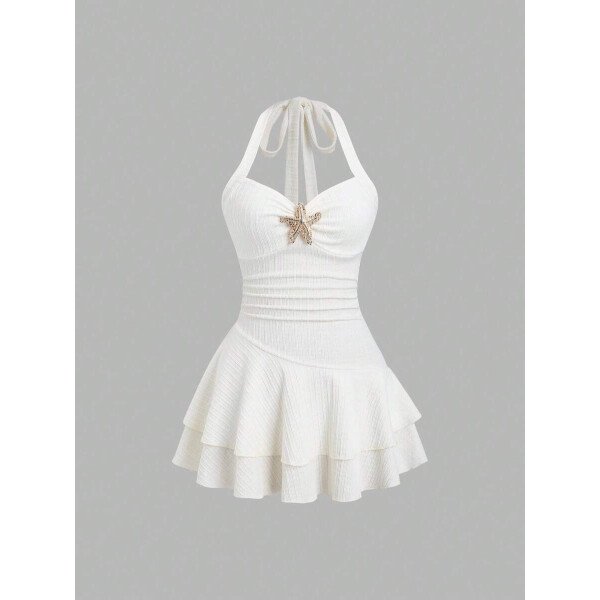 Sweetra Nuevo vestido mini elegante para mujer apropiado para la playa y vacaciones de verano, con tela con textura, cuello halter, lazo delantero, busto fruncido, decoración metálica, falda con volantes en capas y dobladillo juguetón - Imagen 5