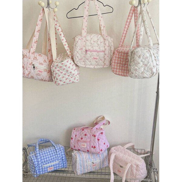 Bolso de viaje con estampado floral y lazo con volantes, bolso de viaje para niñas, bolso de fin de semana para niñas, bolso de hombro para mujer, bolso de yoga, bolso deportivo, bolso de fin de semana para niñas, bolso de lona acolchado con cremallera adecuado para damas y niñas, regalo para el Día de San Valentín, bolso de regalo de Año Nuevo, accesorios escolares, artículos escolares, artículos de viaje, vacaciones, bolso de lona, equipaje, bolso de viaje para mujeres - Imagen 7