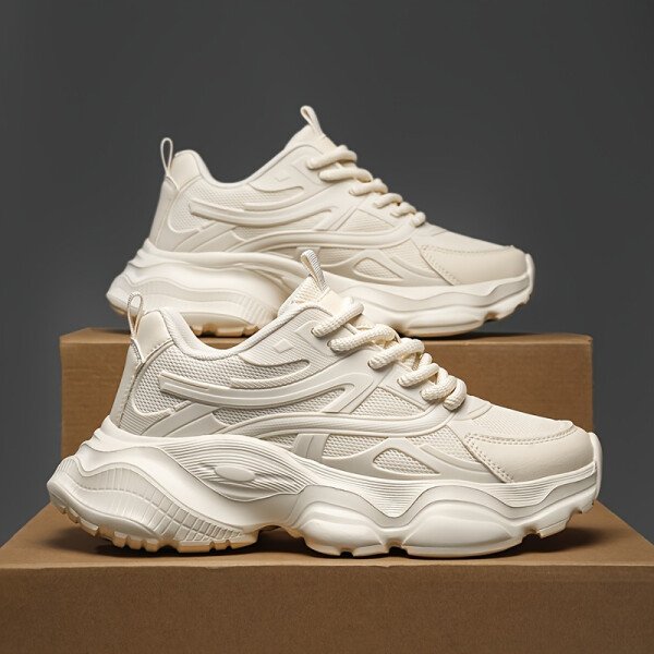 Zapatillas de Hombre Beige con Plataforma Gruesa para Aumentar la Estatura - Zapatos Mid-Top Adelgazantes, Confort Arqueado y Amortiguación Ideal para Correr, Gimnasio o Uso Casual: Diseño Redondo en Punta (Beje/Blanco), Cierre tipo Cordones, Versátiles Todo el Tiempo del Día (Ligeros & Duraderos) – Perfectas tanto Para Eventos Formales como Diarios. Parte Superior Transpirable e Interior Acogedor que Brinda Comodidad Durante todo El día, Zapatillas Altas para Hombres, - Imagen 3