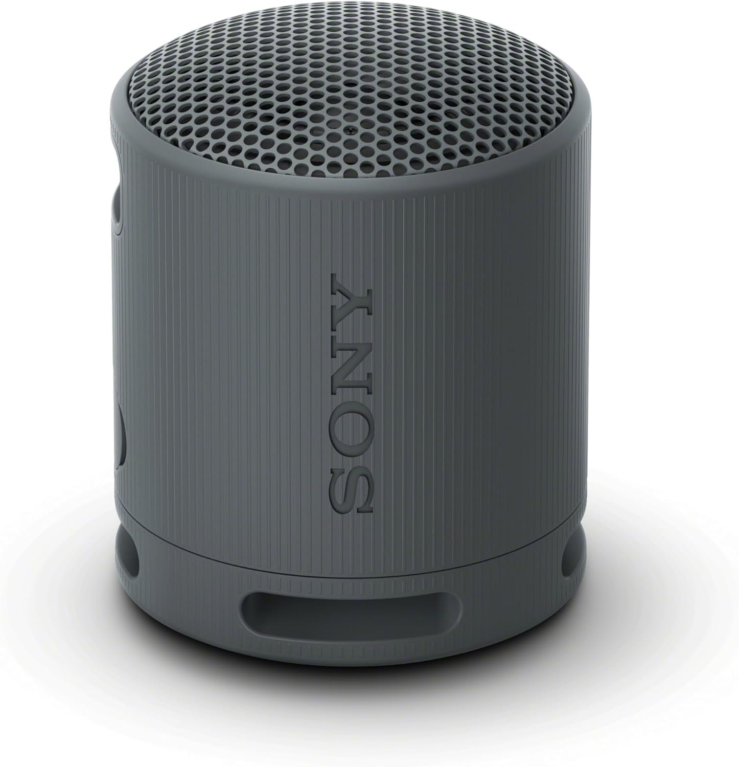 Sony SRS-XB100 Altavoz de viaje inalámbrico Bluetooth portátil, ligero, supercompacto, duradero, IP67, impermeable y a prueba de polvo, batería de 16 horas, correa versátil y llamadas manos libres,