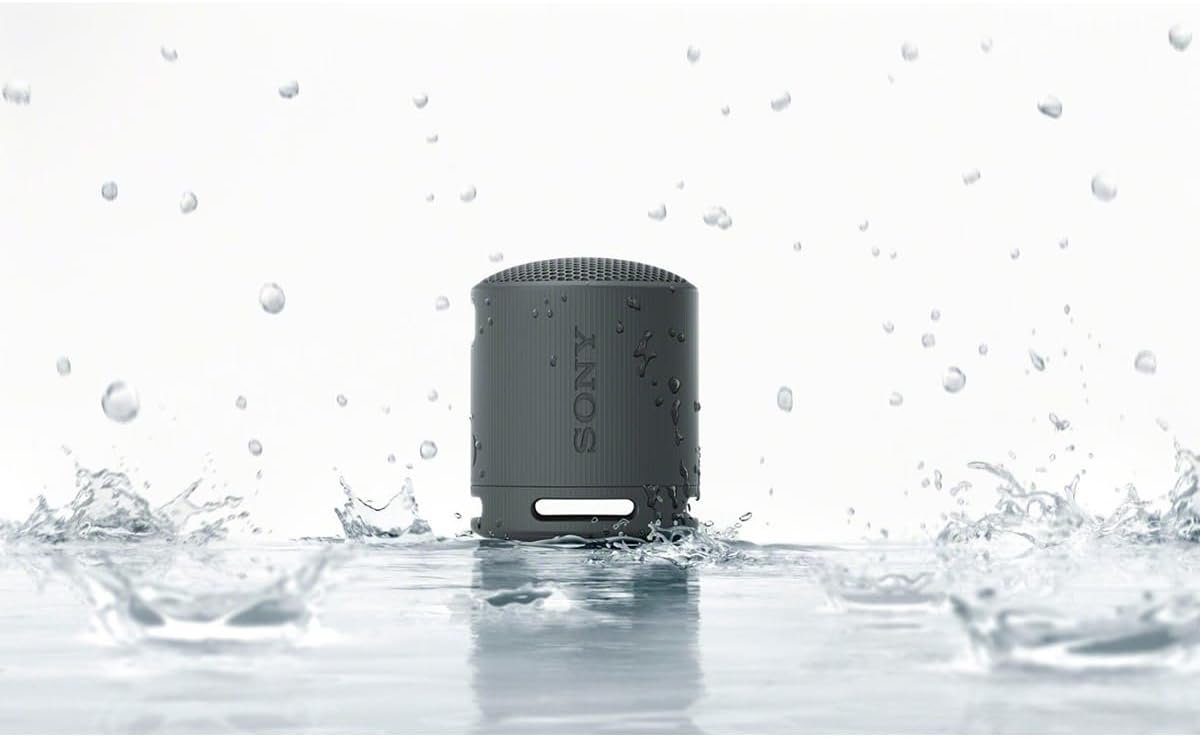 Sony SRS-XB100 Altavoz de viaje inalámbrico Bluetooth portátil, ligero, supercompacto, duradero, IP67, impermeable y a prueba de polvo, batería de 16 horas, correa versátil y llamadas manos libres, - Imagen 5
