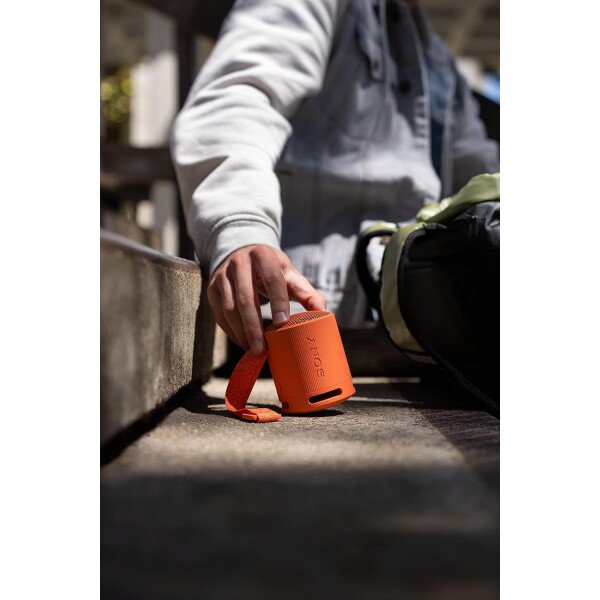 Sony SRS-XB100 Altavoz de viaje inalámbrico Bluetooth portátil, ligero, supercompacto, duradero, IP67, impermeable y a prueba de polvo, batería de 16 horas, correa versátil y llamadas manos libres, - Imagen 29