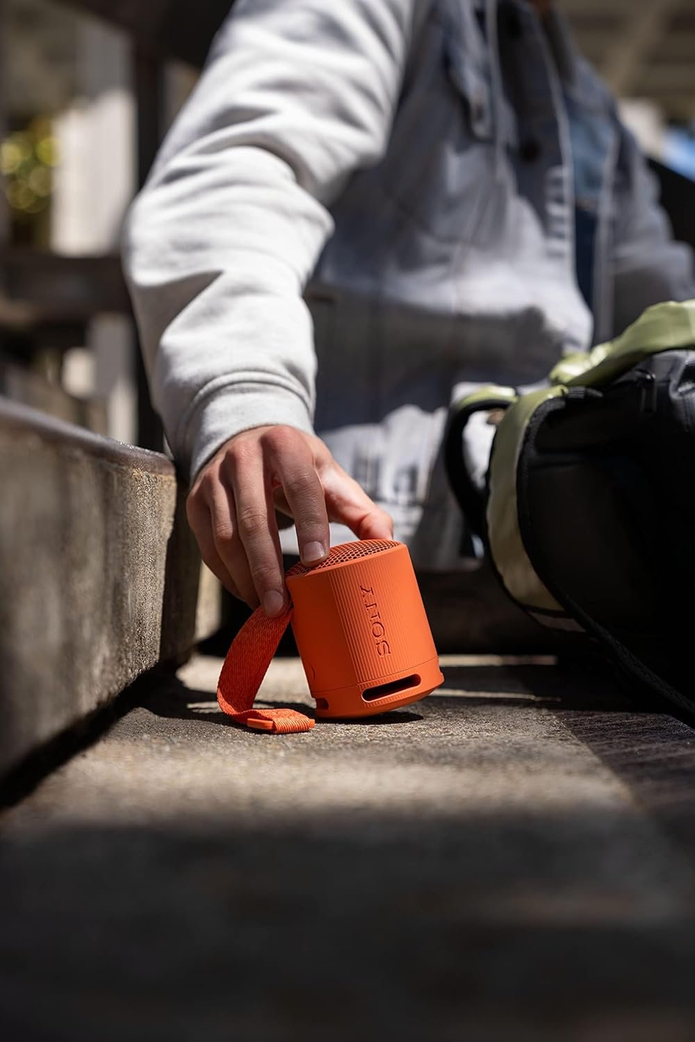 Sony SRS-XB100 Altavoz de viaje inalámbrico Bluetooth portátil, ligero, supercompacto, duradero, IP67, impermeable y a prueba de polvo, batería de 16 horas, correa versátil y llamadas manos libres, - Imagen 29