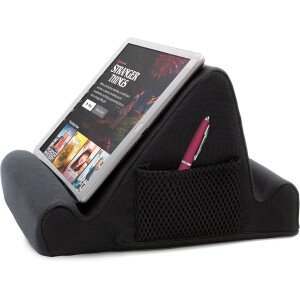Brookstone - Soporte para tablet de escritorio de espuma viscoelástica, para teléfonos, iPads, lectores de libros electrónicos, 2 ángulos de visión, 2 bolsillos laterales para accesorios, cojín para