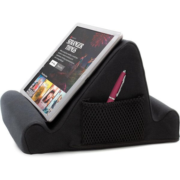 Brookstone - Soporte para tablet de escritorio de espuma viscoelástica, para teléfonos, iPads, lectores de libros electrónicos, 2 ángulos de visión, 2 bolsillos laterales para accesorios, cojín para