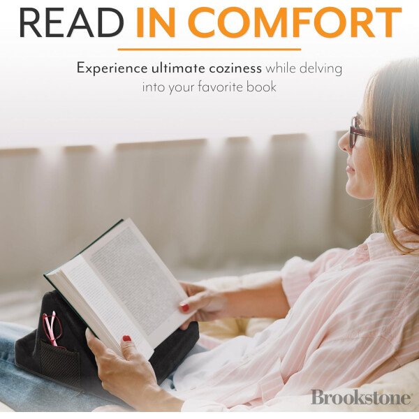 Brookstone - Soporte para tablet de escritorio de espuma viscoelástica, para teléfonos, iPads, lectores de libros electrónicos, 2 ángulos de visión, 2 bolsillos laterales para accesorios, cojín para - Imagen 4