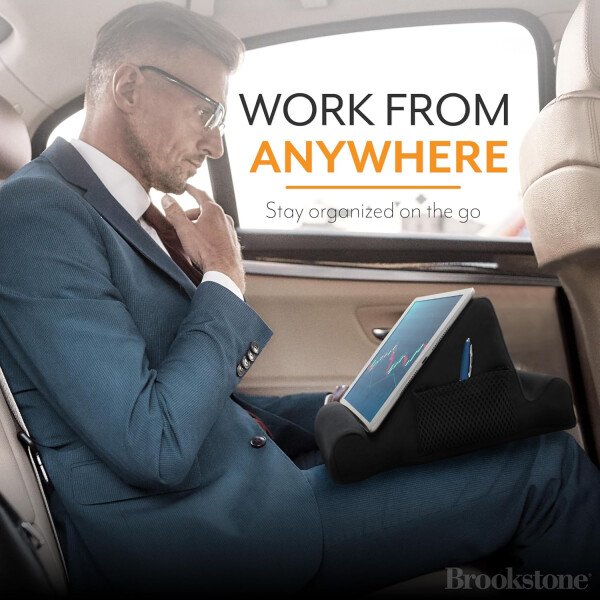 Brookstone - Soporte para tablet de escritorio de espuma viscoelástica, para teléfonos, iPads, lectores de libros electrónicos, 2 ángulos de visión, 2 bolsillos laterales para accesorios, cojín para - Imagen 6