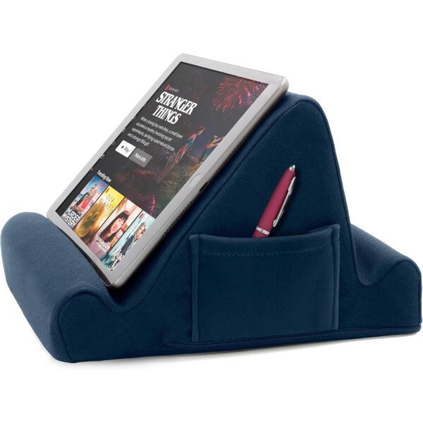 Brookstone - Soporte para tablet de escritorio de espuma viscoelástica, para teléfonos, iPads, lectores de libros electrónicos, 2 ángulos de visión, 2 bolsillos laterales para accesorios, cojín para - Imagen 14
