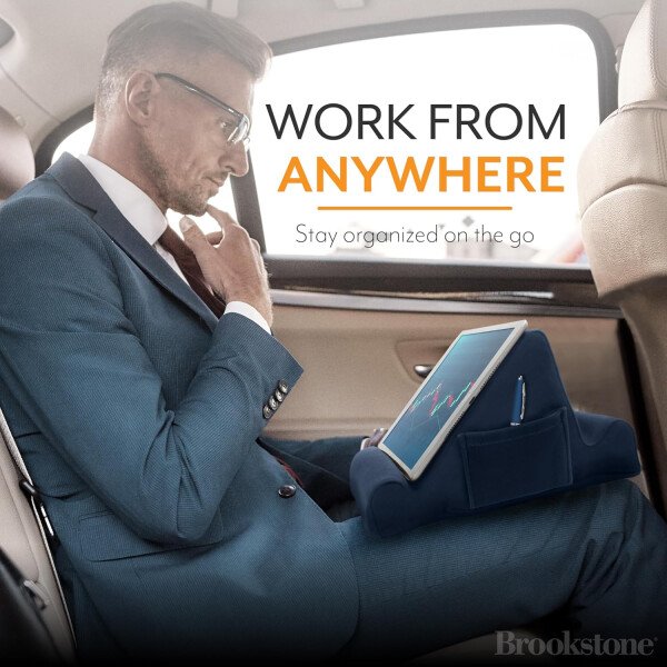 Brookstone - Soporte para tablet de escritorio de espuma viscoelástica, para teléfonos, iPads, lectores de libros electrónicos, 2 ángulos de visión, 2 bolsillos laterales para accesorios, cojín para - Imagen 19