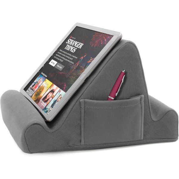 Brookstone - Soporte para tablet de escritorio de espuma viscoelástica, para teléfonos, iPads, lectores de libros electrónicos, 2 ángulos de visión, 2 bolsillos laterales para accesorios, cojín para - Imagen 21
