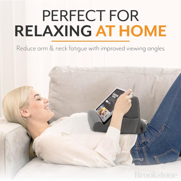Brookstone - Soporte para tablet de escritorio de espuma viscoelástica, para teléfonos, iPads, lectores de libros electrónicos, 2 ángulos de visión, 2 bolsillos laterales para accesorios, cojín para - Imagen 22