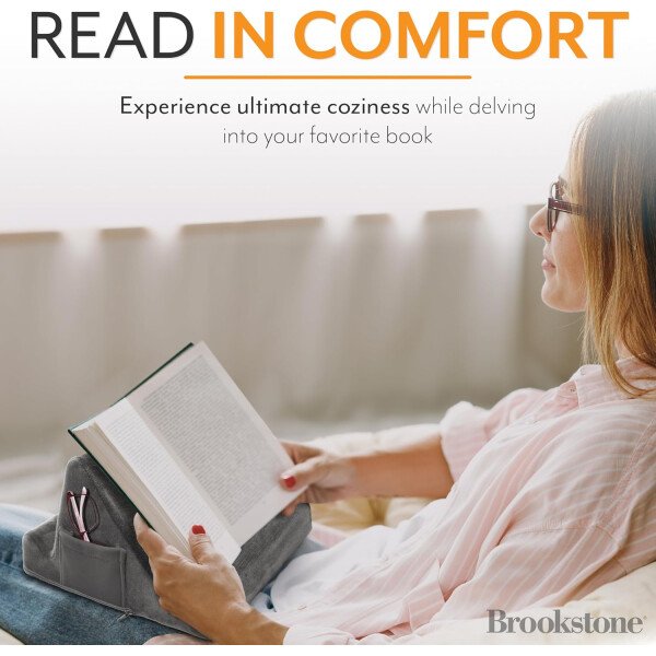 Brookstone - Soporte para tablet de escritorio de espuma viscoelástica, para teléfonos, iPads, lectores de libros electrónicos, 2 ángulos de visión, 2 bolsillos laterales para accesorios, cojín para - Imagen 24