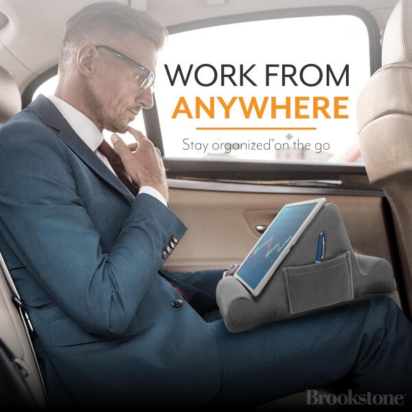 Brookstone - Soporte para tablet de escritorio de espuma viscoelástica, para teléfonos, iPads, lectores de libros electrónicos, 2 ángulos de visión, 2 bolsillos laterales para accesorios, cojín para - Imagen 26