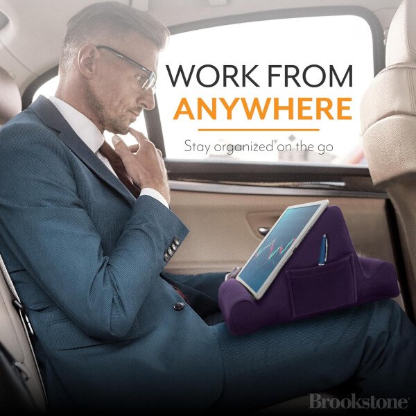 Brookstone - Soporte para tablet de escritorio de espuma viscoelástica, para teléfonos, iPads, lectores de libros electrónicos, 2 ángulos de visión, 2 bolsillos laterales para accesorios, cojín para - Imagen 33