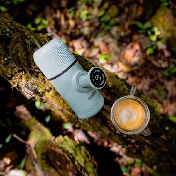 WACACO Nanopresso - Cafetera de café portátil con funda, mini cafetera de viaje, perfecta para camping, viajes y oficina (elementos azul ártico) - Imagen 2