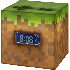 Paladone Minecraft Grass Block - Reloj despertador digital, función de lámpara iluminada, reproduce música oficial en juegos, decoración de dormitorio para jugadores de Minecraft