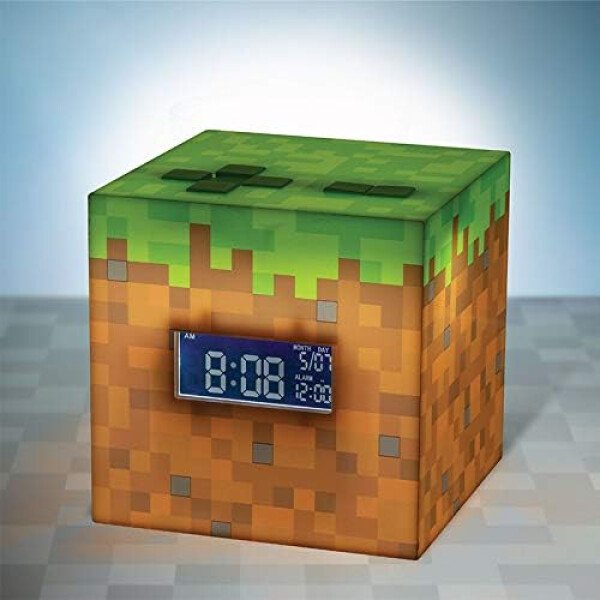 Paladone Minecraft Grass Block - Reloj despertador digital, función de lámpara iluminada, reproduce música oficial en juegos, decoración de dormitorio para jugadores de Minecraft - Imagen 2