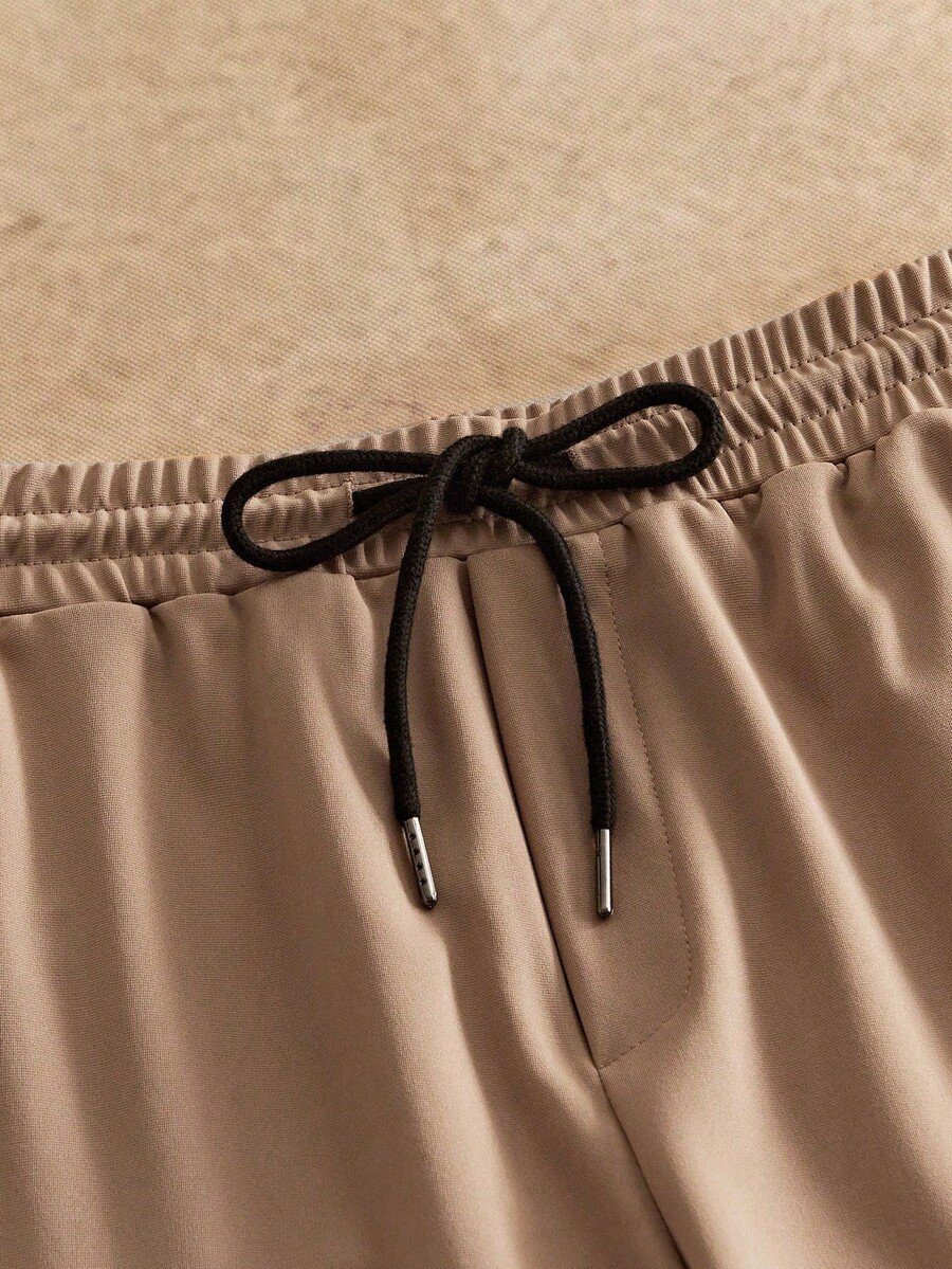 Manfinity NXTstreet 2 piezas Conjunto casual de camiseta de manga corta con cuello redondo y estampado de águila, y pantalones largos con cordón en la cintura y estampado de letras para hombre, atuendo cómodo - Imagen 29