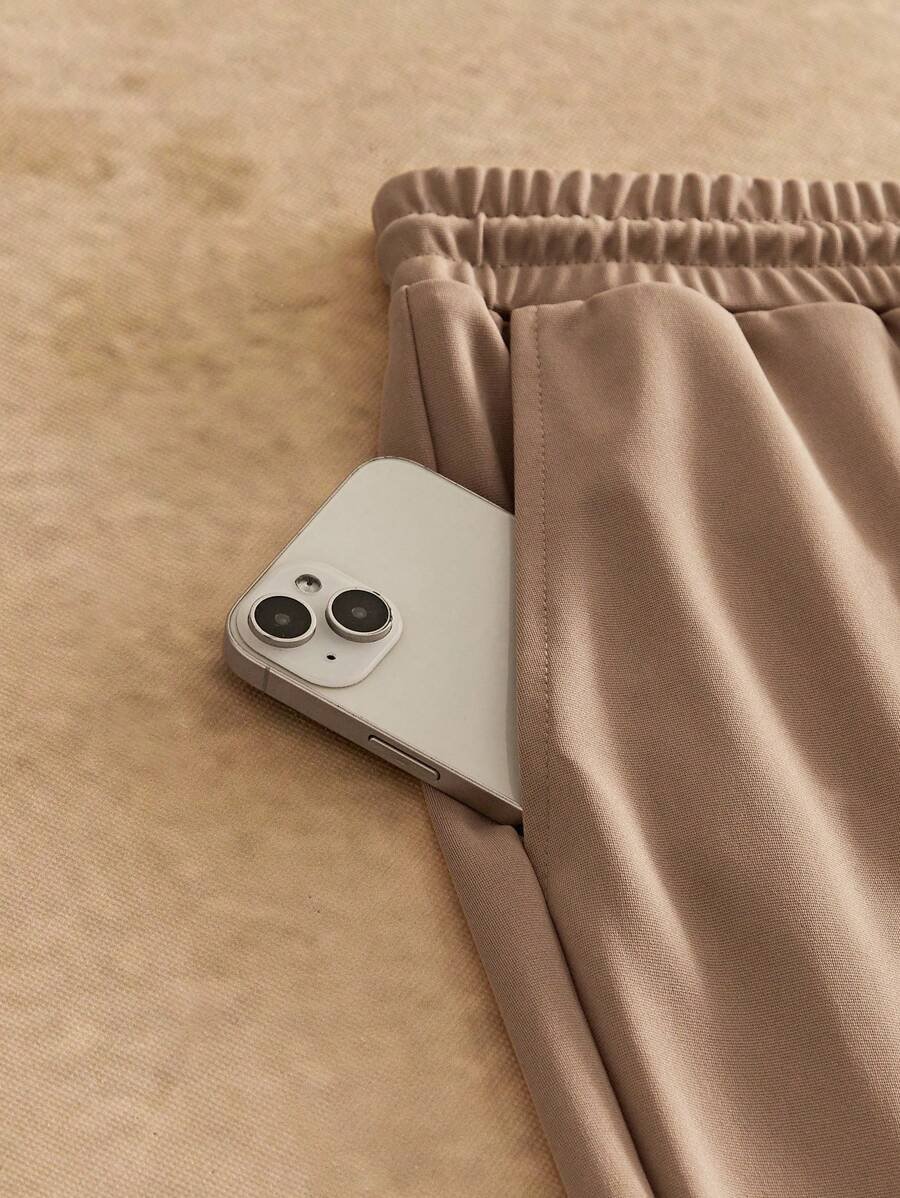 Manfinity NXTstreet 2 piezas Conjunto casual de camiseta de manga corta con cuello redondo y estampado de águila, y pantalones largos con cordón en la cintura y estampado de letras para hombre, atuendo cómodo - Imagen 35